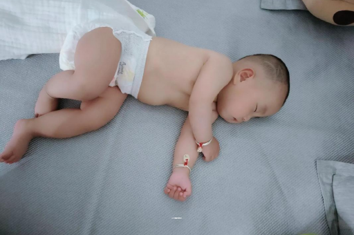 丹东怀孕多久会显肚子